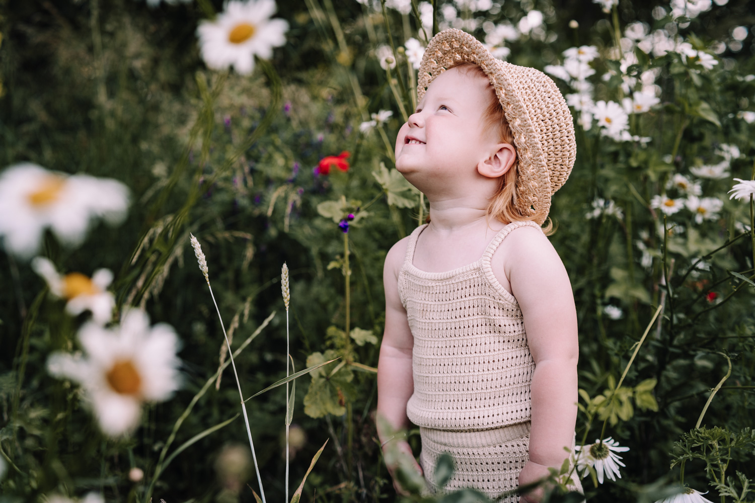 kindje tussen bloemen vastgelegd door een fotograaf uit midden limburg