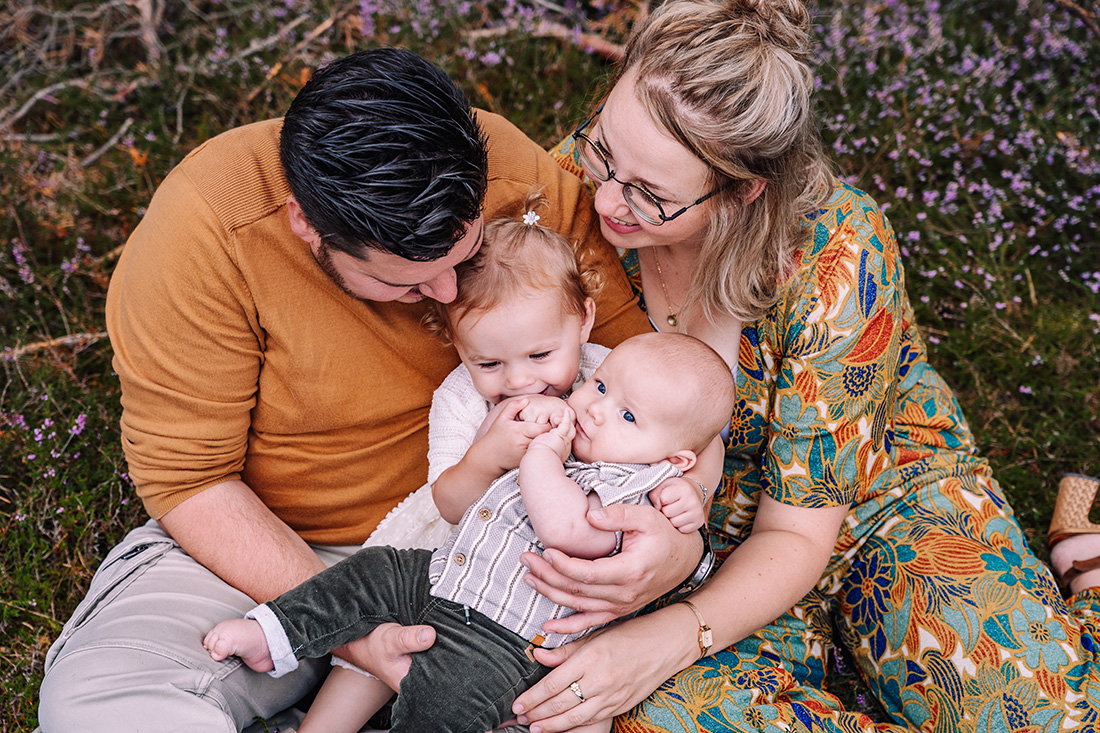 Foto van gezin met 2 kleine kindjes vastgelegd door een fotograaf uit weert
